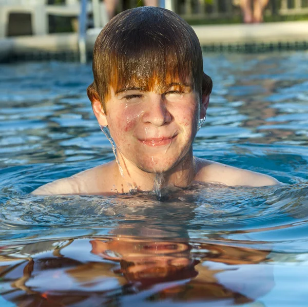 Ragazzo si diverte nella piscina all'aperto — Foto Stock