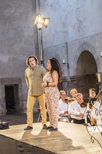 Singer John Osborne and Lucia di Lammermoor examin with the orch — Stock Photo, Image