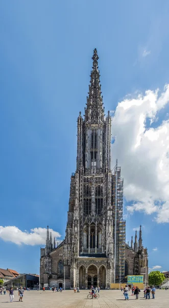 As pessoas visitam Ulm Minster — Fotografia de Stock