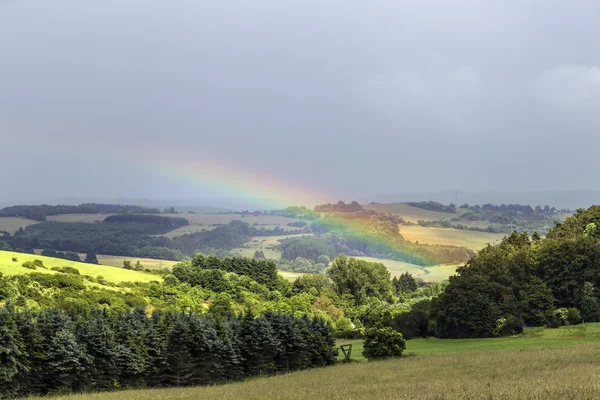 Paesaggio rurale con arcobaleno — Foto Stock