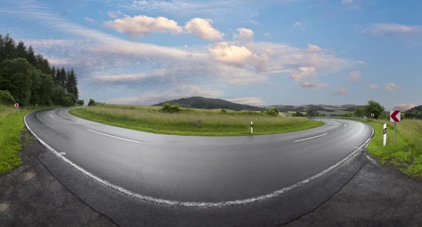 Route sinueuse humide dans le paysage rural de l'Eifel — Photo