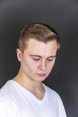 üzgün görünümlü genç çocuk portresi