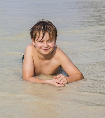 Çocuk plaj kumlu plaja sahiptir