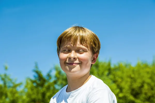 Gelukkige jongen glimlacht en sluit ogen — Stockfoto