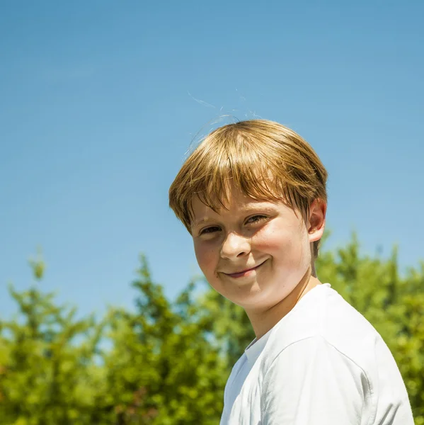 Mavi gökyüzü altında mutlu genç çocuk — Stok fotoğraf