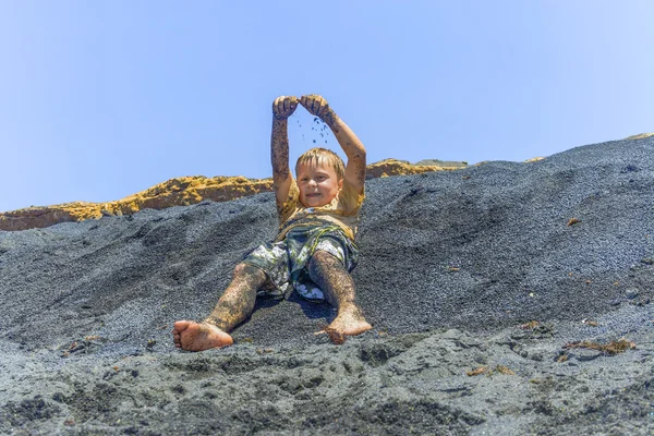 Jongen heeft leuke spelen op het strand — Stockfoto