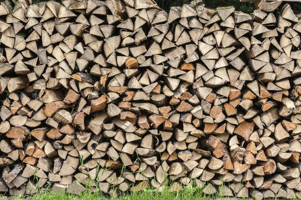 Stapel brandhout geniet op een weide — Stockfoto