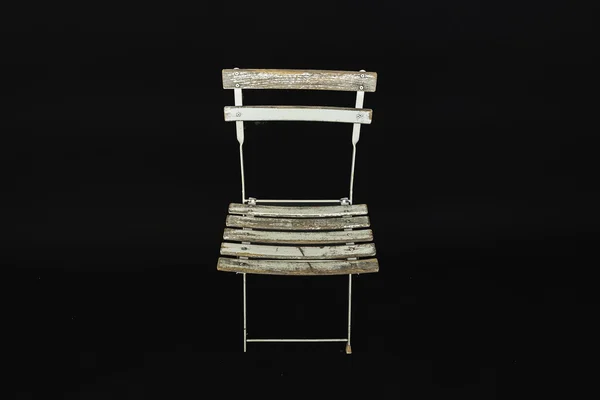 Oude lege houten stoel geïsoleerd op achtergrond — Stockfoto