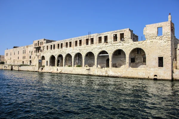 As muralhas da cidade de Valletta com castelo velho — Fotografia de Stock