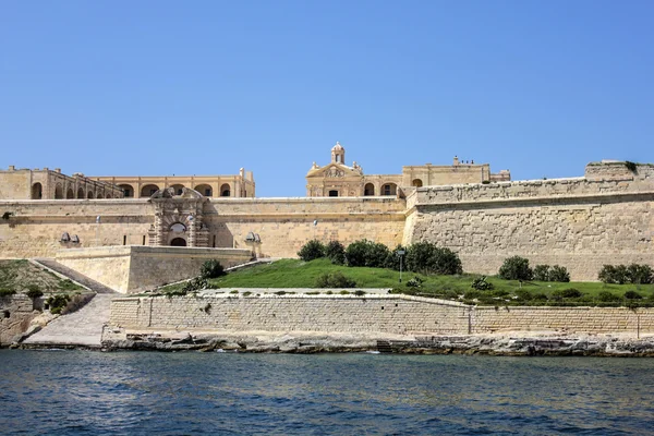 The city walls of Valletta with old castle — Stock Photo, Image