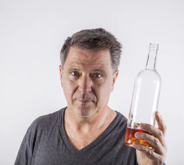 Man dricker alkohol — Stockfoto