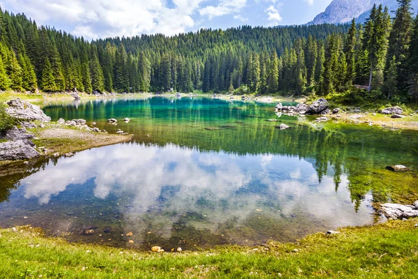 Karersee sjön vid Dolomiterna i Latemar — Stockfoto