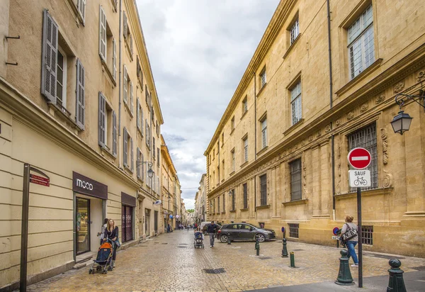 Människor gå i gamla stan i Aix en provence — Stockfoto