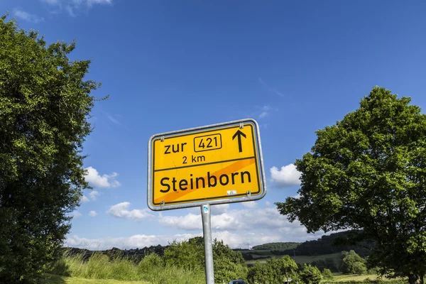 Town sign Steinborn with red vertical stripe — Stock Photo, Image