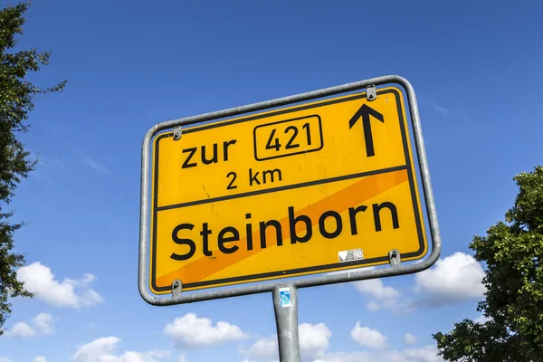 Town sign Steinborn with red vertical stripe — Stock Photo, Image