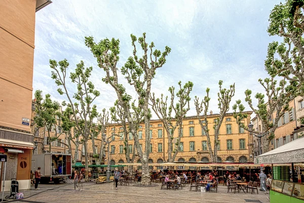 Les gens profitent du printemps à la place de Richelme à Aix-en-Prove — Photo