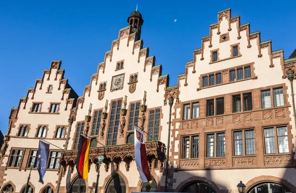 Berühmtes Rathaus am zentralen Platz in Frankfurt, dem Römer — Stockfoto