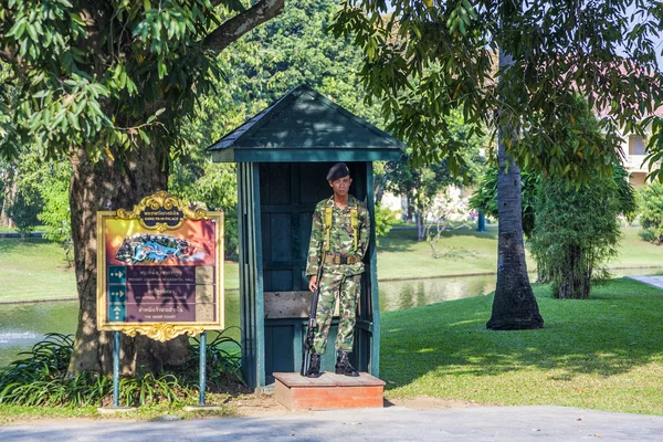 Soldier of the kings Guards in the Summer Palace Bang Pa In guar — Stock Photo, Image