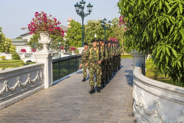 Le guardie si stanno cambiando a Bang Pa-In Palace vicino ad Ajutthaya — Foto Stock