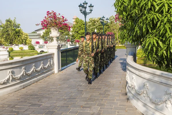 Soldiers at Bang pa in at a parade at the kings summer palace in BAyutthaya on dec 24, 2012 — Stock Photo, Image