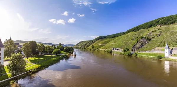 Famous Moselle landscape with ferry in Trittenheim — Stock Photo, Image