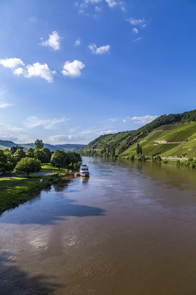 著名的摩泽尔河景观与渡轮在 Trittenheim — 图库照片