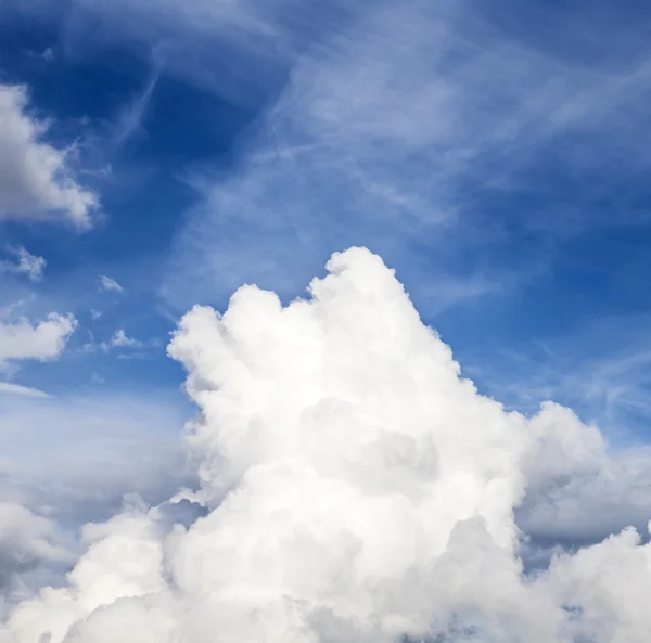 Blauer Himmel und Wolken — Stockfoto