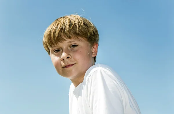 Lycklig pojke med svett i ansiktet leende och njuta av livet — Stockfoto