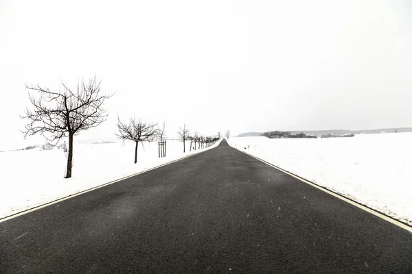 Estrada em paisagem de inverno na Turíngia — Fotografia de Stock