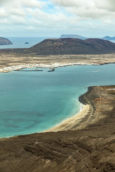 Pohled na ostrov La Graciosa s městem Caleta de Sebo — Stock fotografie