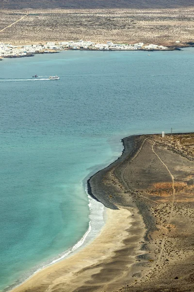 Widok na wyspę La Graciosa z miasta Caleta de Sebo — Zdjęcie stockowe