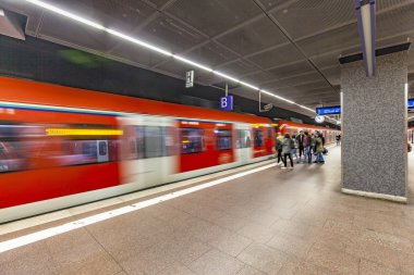 Metro İstasyonu Taunusanlage, insanlarla
