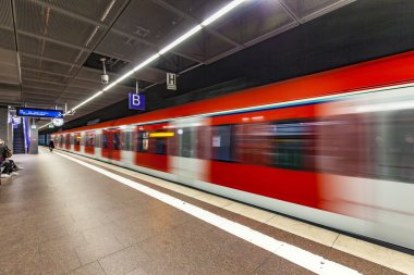 Metro İstasyonu Taunusanlage, insanlarla