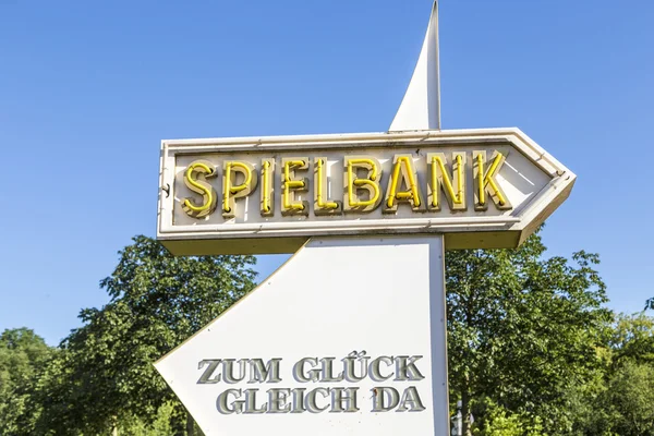 Arrow with sign to Spielbank in Bad Homburg — Stock Photo, Image