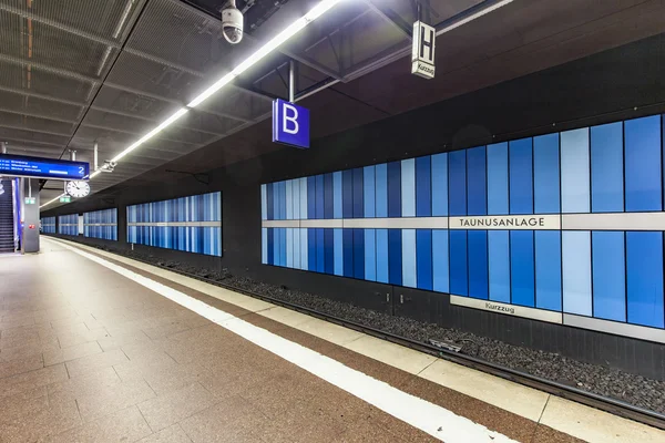 Metro met mensen op station Taunusanlage — Stockfoto