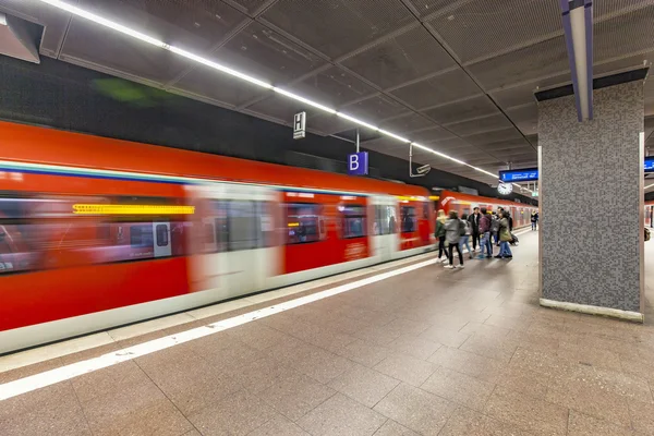 Metro met mensen op station Taunusanlage — Stockfoto