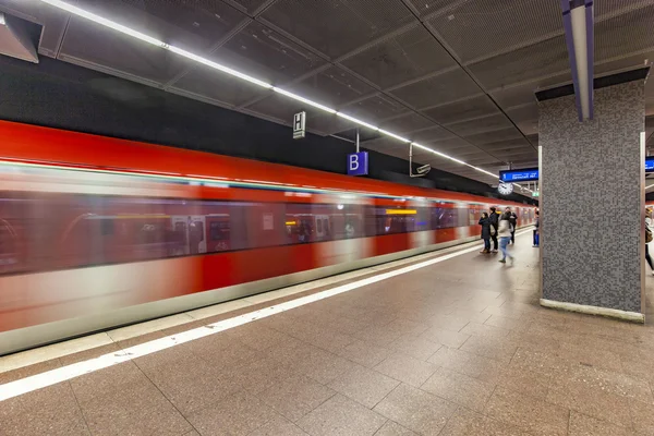 Subway med folk på stationen Taunusanlage — Stockfoto