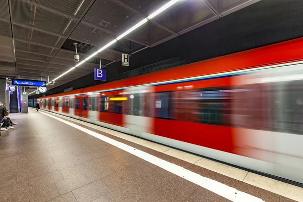 Metro met mensen op station Taunusanlage — Stockfoto