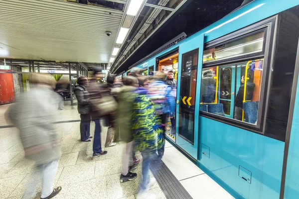 Metro met mensen op station Merianplatz — Stockfoto
