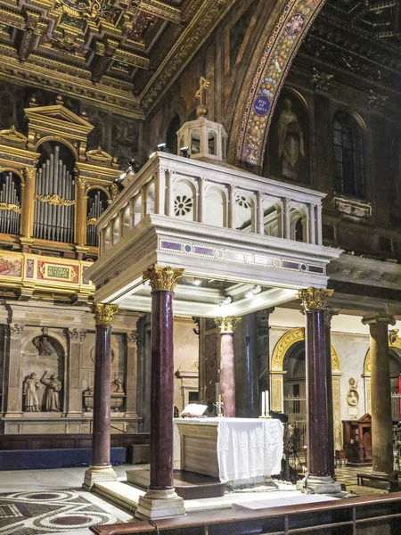 Spazio dell'altare dell'antica basilica di Santa Maria in Trastevere — Foto Stock