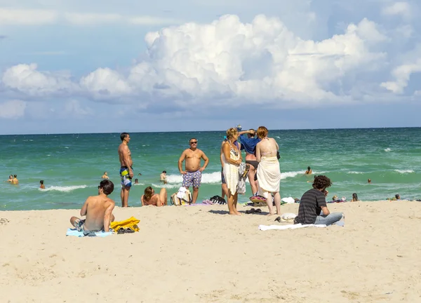 Люди наслаждаются жарким летним днем на южном пляже в Майами — стоковое фото