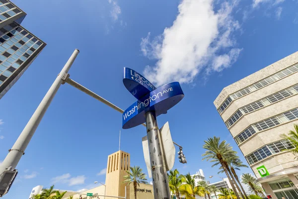 Straat ondertekenen lincoln road en washington avenue in south beach, M — Stockfoto