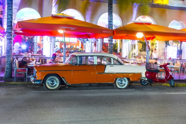 Vista notturna a Ocean Drive nel sud di Miami — Foto Stock