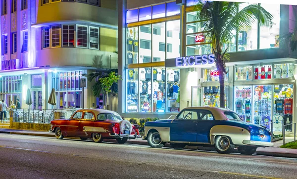 Nattvisning på ocean drive i södra miami — Stockfoto