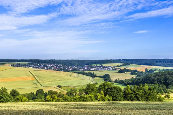 Kleines Dorf in den Sticheleien mit Feldern — Stockfoto