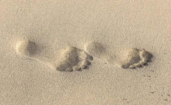 黄色の砂の上に足跡 — ストック写真