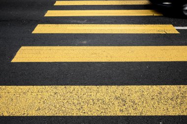 Asfalt Caddesi ve arka plan pederastian geçerken