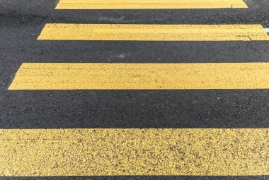 Asfalt Caddesi ve arka plan pederastian geçerken