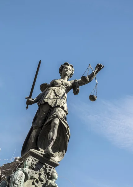 Staty av Lady Justice (Justitia) i Frankfurt — Stockfoto