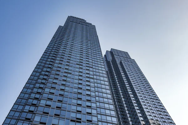 Fachada de arranha-céus em Nova York sob o céu azul — Fotografia de Stock